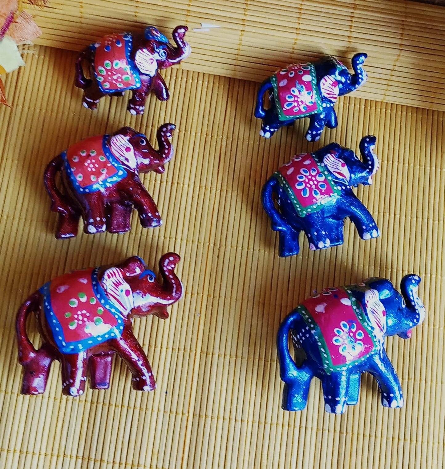 SET 3 ELEFANTES PINTADOS A MANO EN BURDEOS O AZUL.-Un conjunto decorativo que irradia elegancia y simbolismo.ENVÍO GRATIS SIN PEDIDO MÍNIMO.