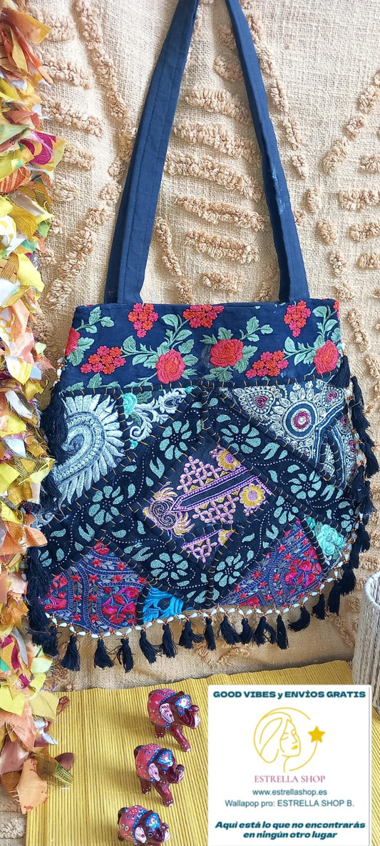 Un bolso con alma, significado y estilo único. El Bolso Bombay Naya es una pieza artesanal elaborada a mano con retales seleccionados, fusionando colores, texturas y un diseño vibrante. Su bordado y patchwork con doble asa, convirtiéndolo en un accesorio que no solo complementa cualquier outfit, sino que también energía positiva. La doble asa de algodón permite llevarlo cómodamente al hombro, mientras que su cremallera garantiza seguridad en cada uso.