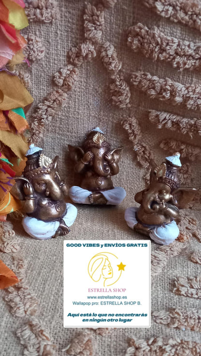Set de 3 Piezas artesanales de carácter espiritual, ideal para llenar de intención y simbolismo cualquier espacio. Este conjunto de Ganeshas sabios de resina nos invita a no escuchar lo que nos lleve a realizar malas acciones, a no ver el mal como algo natural ya no hablar mal gratuitamente combina la imagen de Ganesha, el dios que despeja los obstáculos y bendice los comienzos, con el poderoso mensaje inspirador símbolo, creando un conjunto armónico y energético. Cada pieza es una representación única del 
