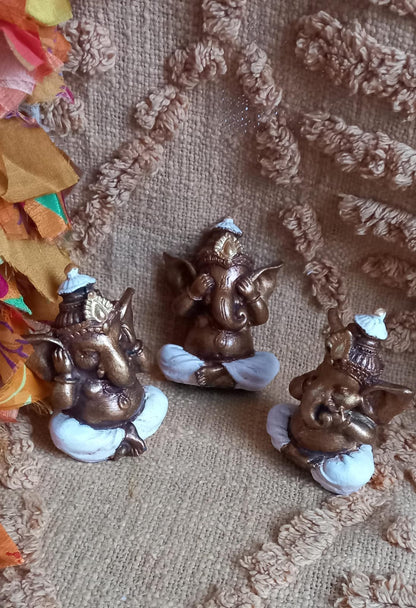Set mágico y especial de 3 Piezas artesanales de carácter espiritual, ideal para llenar de intención y simbolismo cualquier espacio. Este set de Ganeshas es envío gratis sin pedido mínimo.