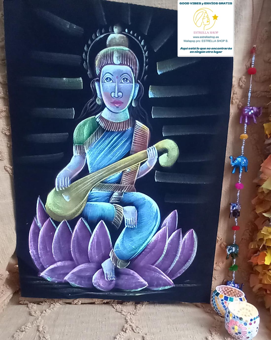 Una obra espiritual cargada de simbolismo y color. Este terciopelo artesanal de 70x50 cm ha sido pintado a mano con una representación de Saraswati, en una explosión de pinceladas multicolor que transmite serenidad, equilibrio y conexión interior. Montado sobre tela terciopelo y pintado a mano, lo que lo convierte en una opción perfecta para decorar espacios con alma y energía positiva.