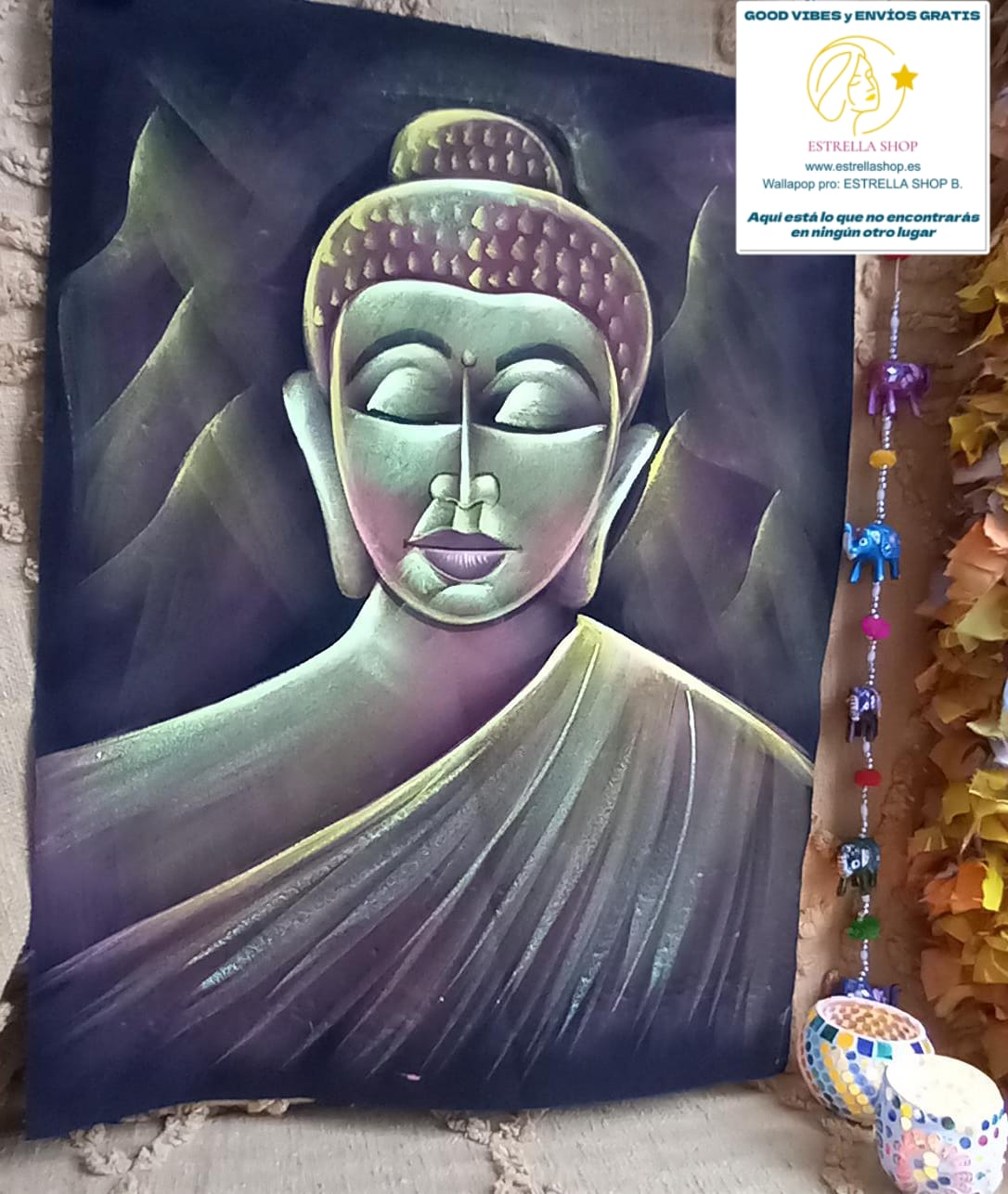 Una obra espiritual cargada de simbolismo y color. Este terciopelo artesanal de 70x50 cm ha sido pintado a mano con una representación de Buda, en una explosión de pinceladas multicolor que transmite serenidad, equilibrio y conexión interior. Montado sobre tela terciopelo y pintado a mano, lo que lo convierte en una opción perfecta para decorar espacios con alma y energía positiva.