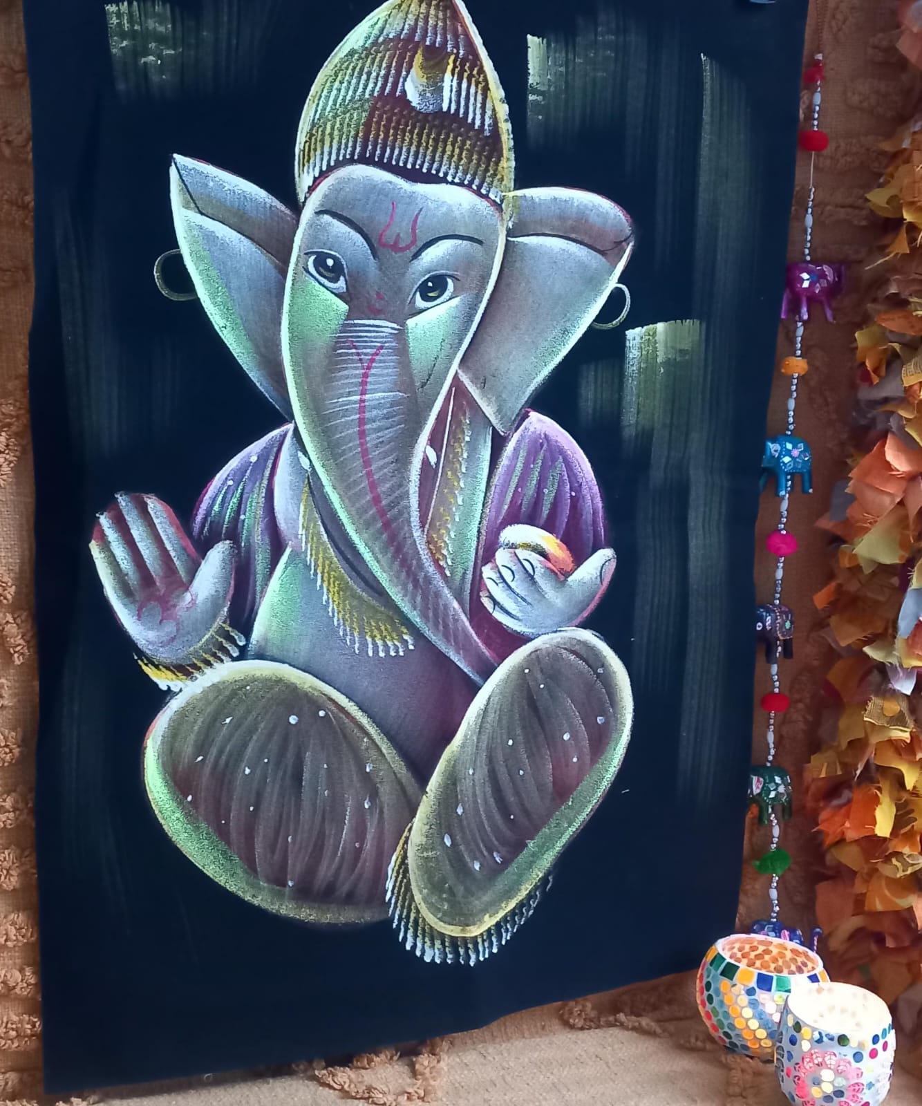 Una obra espiritual cargada de simbolismo y color. Este terciopelo artesanal de 70x50 cm ha sido pintado a mano con una representación de Ganesha, en una explosión de pinceladas multicolor que transmite serenidad, equilibrio y conexión interior. Montado sobre tela terciopelo y pintado a mano, lo que lo convierte en una opción perfecta para decorar espacios con alma y energía positiva.