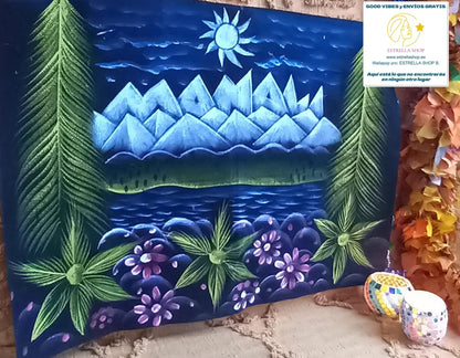 Una obra espiritual cargada de simbolismo y color. Este terciopelo artesanal de 70x50 cm ha sido pintado a mano con una representación de Paisaje India, en una explosión de pinceladas multicolor que transmite serenidad, equilibrio y conexión interior. Montado sobre tela terciopelo y pintado a mano, lo que lo convierte en una opción perfecta para decorar espacios con alma y energía positiva.