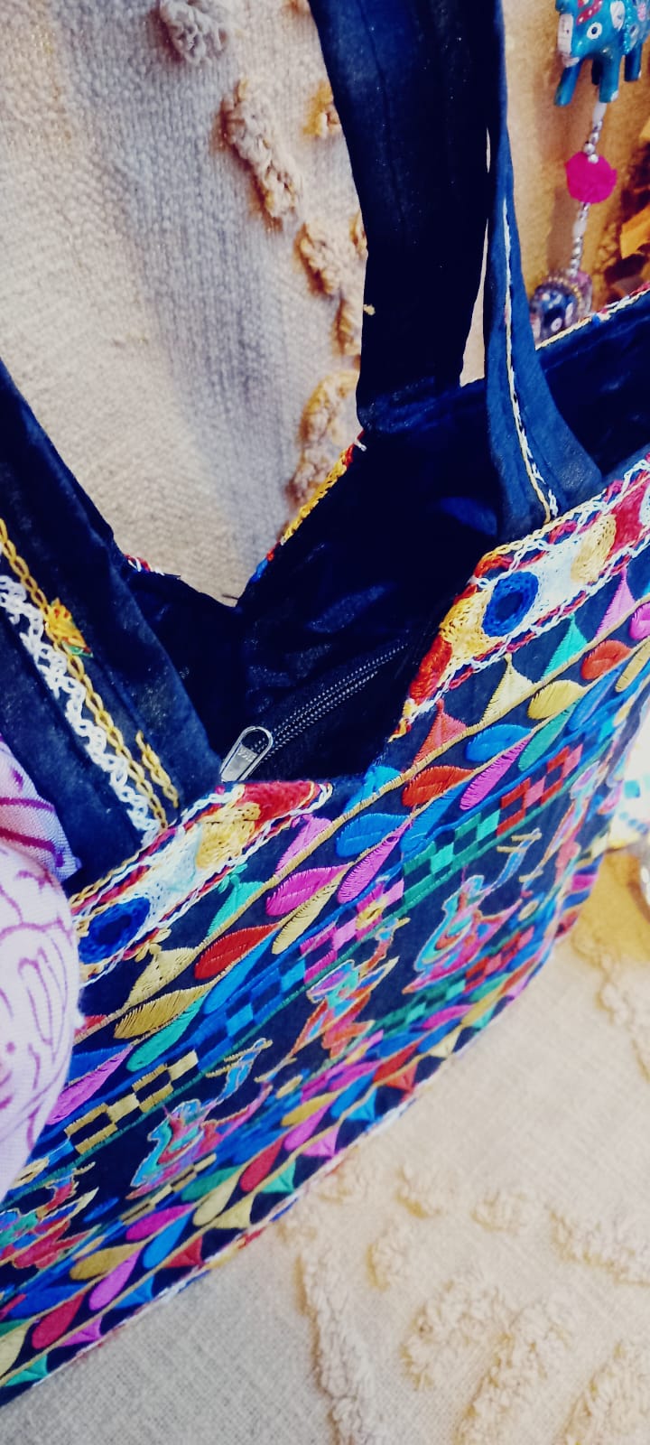 BOLSO FRAME DANZA EN LA INDIA ES UNA PIEZA AUTÉNTICA CON PERSONALIDAD Y LLENA DE ALMA.ENVÍO GRATIS SIN PEDIDO MÍNIMO.
