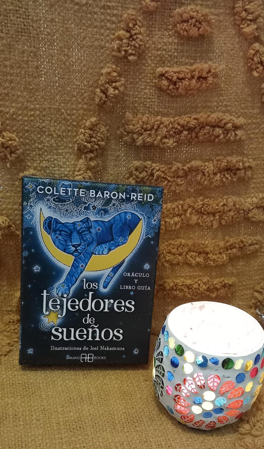 DESCUBRE LOS MITOS OLVIDADOS de Los Tejedores de Sueños, seres místicos que moldean la realidad y nos ofrecen su ayuda desde los Reinos Ocultos. Los arquetipos y el simbolismo de cada carta te prepararán para adoptar el papel de cocreador de tu viaje épico de evolución y autodescubrimiento, y en el proceso recordarás que tú también eres un poderoso Tejedor, capaz de entrelazar tus propias esperanzas y sueños para manifestar tus deseos en el tejido de la realidad.