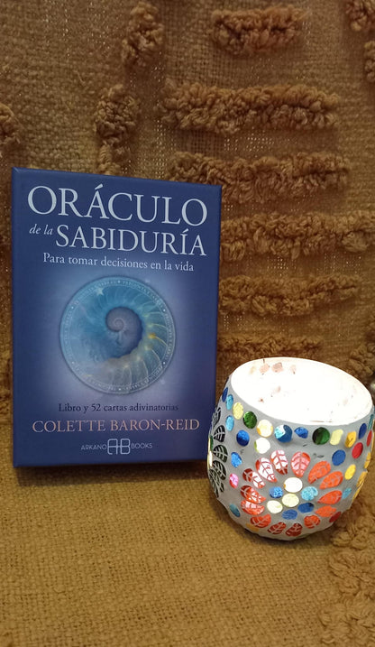 Colette Baron-Reid autora del éxito de ventas El Mapa encantado, ha combinado diferentes elementos del tarot tradicional y otras herramientas de adivinación ancestrales para crear este sistema de comunicación sagrado. Cada carta actúa como intermediario entre tú y el Espíritu para desvelar lo que necesitas saber y guiarte en un emocionante y esclarecedor diálogo con tu sabiduría oculta.