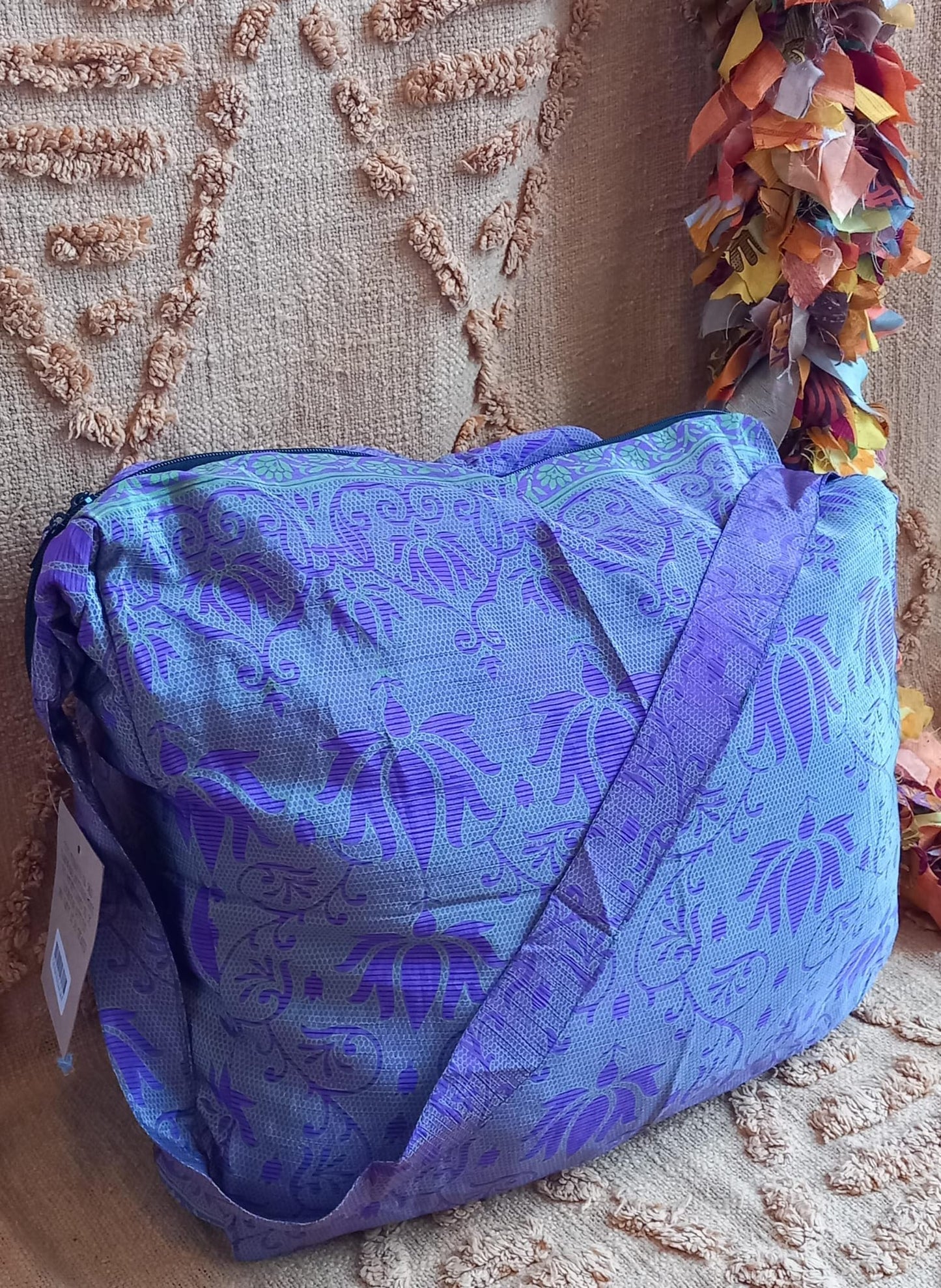 BOLSO SEDA CON CREMALLERA,AUTÉNTICA ARTESANÍA INDIA CON MÁGICOS COLORES.ENVÍO GRATIS SIN PEDIDO MÍNIMO.