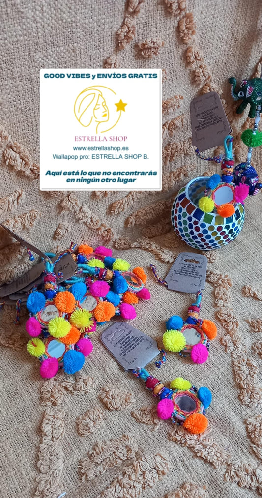 PACK DE 4 ABALORIOS. Cada uno es un modelo elaborado de forma artesanal con un espejo central con diversos hilos de colores, de este, cuelgan diversos pompones.

Se puede utilizar como llavero tradicional o bien para personalizar algún objeto.

¡Utilizalo para darle un detalle diferente a tus creaciones!

ENVÍO GRATIS SIN PEDIDO MÍNIMO.