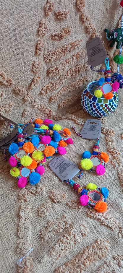 PACK DE 4 ABALORIOS POMPONES CON CRISTALITOS HECHO DE FORMA ARTESANAL.ENVÍO GRATIS SIN PEDIDO MÍNIMO.