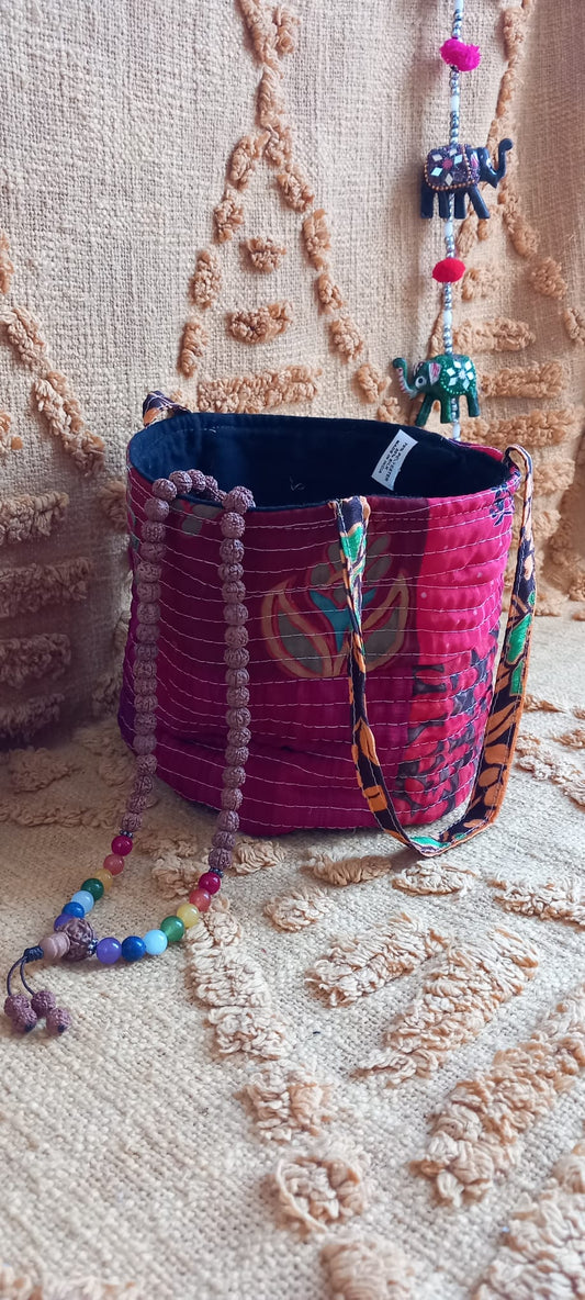 Un cesto tipo bolsa llena de color y espíritu boho que aporta alegría y diferenciación a tu selección de complementos.
Cada pieza es original y exclusiva, creada a partir de telas sedadas de sari mediante técnicas de suprareciclaje.
Un accesorio con alma, pensado para tiendas que apuestan por productos únicos y con historia.
Su diseño patchwork convierte cada cesto en un reclamo visual irresistible.
Cómodo y ligero, ideal para ofrecer un complemento práctico con alto valor artesanal.
Una propuesta especial 