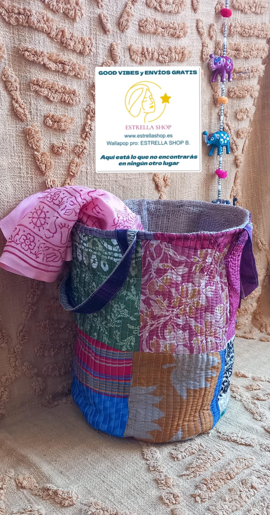 El Cesto Wild Saree es una pieza artesanal única que combina funcionalidad, sostenibilidad y estilo en un diseño versátil. Confeccionado con telas sedadas recicladas de saree y yute, cada cesto es irrepetible gracias a sus vibrantes estampados elaborados con la técnica de patchwork. Con unas medidas de 25x30 cm, es ideal para usarlo como bolso con un toque bohemio o como elemento decorativo en el hogar, aportando color, personalidad y un aire auténtico de artesanía india.
