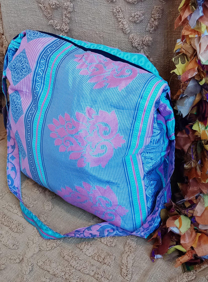BOLSO SEDA CON CREMALLERA,AUTÉNTICA ARTESANÍA INDIA CON MÁGICOS COLORES.ENVÍO GRATIS SIN PEDIDO MÍNIMO.