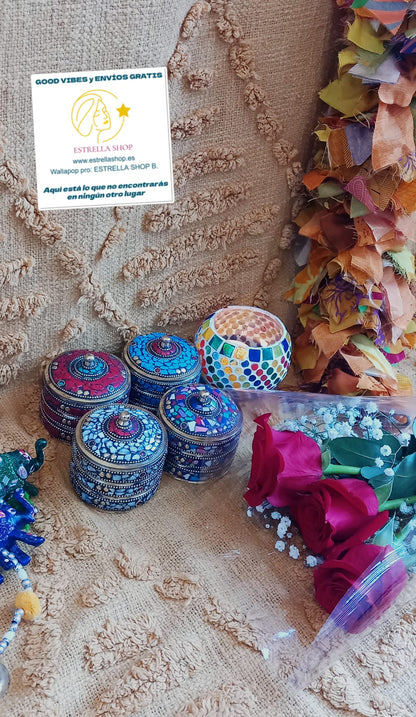 Cada cajita joyero está pensada para crear impacto visual desde el primer vistazo.
Estas mágicas cajas joyero son auténticas piezas decorativas, cada una con un diseño original y exclusivo que invita a coleccionar.
La artesanía y el color convierten cada uno en una propuesta única, ideal para clientes que buscan detalles especiales con alma.
Perfecto para potenciar realzar un rincón especial, regalos simbólicos o complementos decorativos con fuerte personalidad.
Una selección que aporta diferenciación, excl