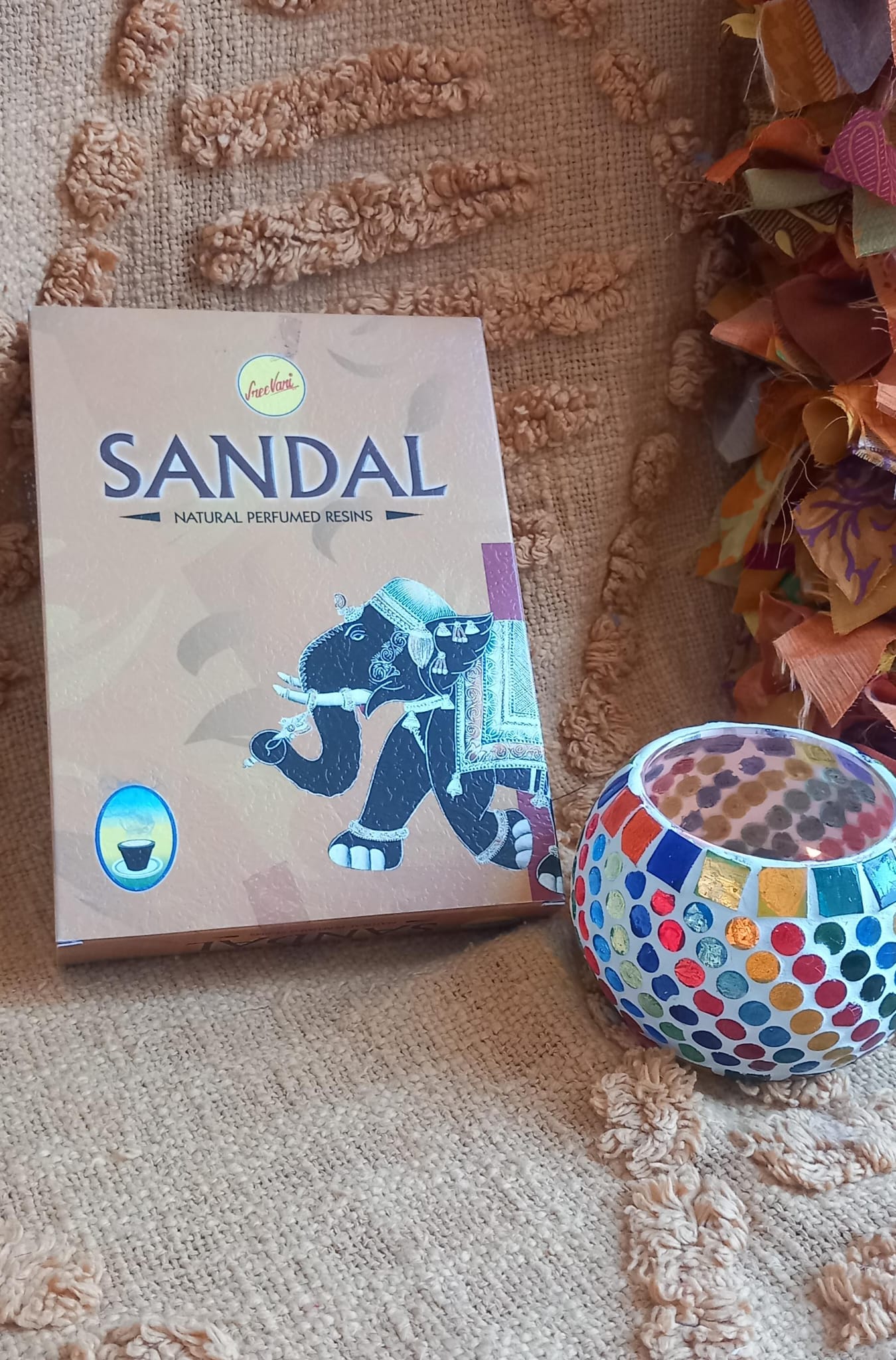 1CAJA DE 12 COPAS DE INCIENSO NATURAL DE LA INDIA SÁNDALO.

El incienso India Natural –SÁNDALO es un viaje sensorial a la esencia más pura de la India. Elaborado artesanalmente con ingredientes naturales, desprende un aroma cálido, envolvente y profundamente relajante, incluso sin prenderlo. Su fragancia, inspirada en la mezcla natural compleja y vibrande de especias, flores y naturaleza de donde toma su nombre, llena cualquier espacio de calma y espiritualidad. Ideal para momentos de meditación, relajación