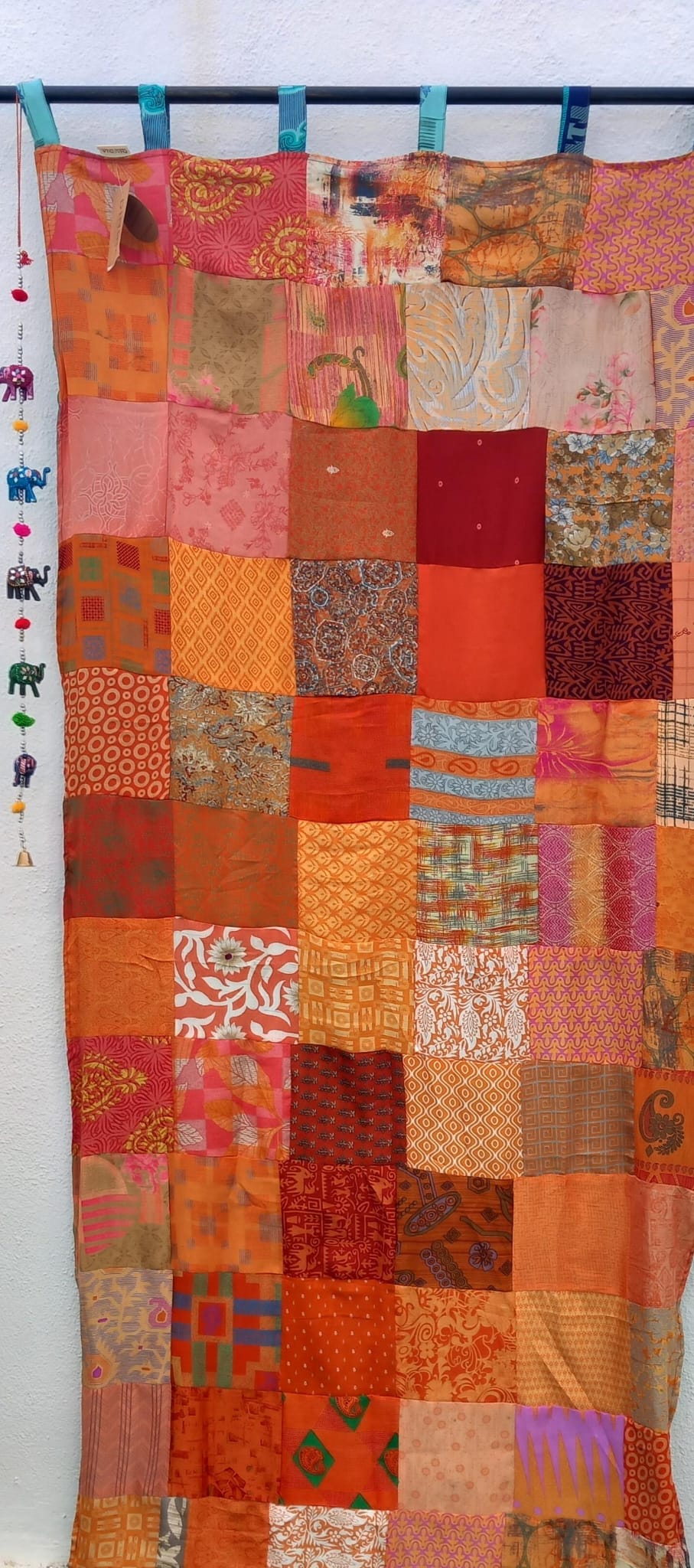 Cada cortina está organizada con de tela a juego de doble cara. Puede usarla por la cara que más le guste. Con estas coloridas cortinas se puede crear un ambiente bohemio acogedor en un instante.&nbsp; Perfecta para ventana o como cortina de puerta, se pueden decorar con estas cortinas de aspecto oriental pero también camas con dosel y asientos.

Características:
Talla: 100 x 210 cm
Origen: India
Técnica: Patchwork artesanal.
Ajuste: Elemento decorativo multifuncional
Material: Telas sedasas wild saree.&nbs