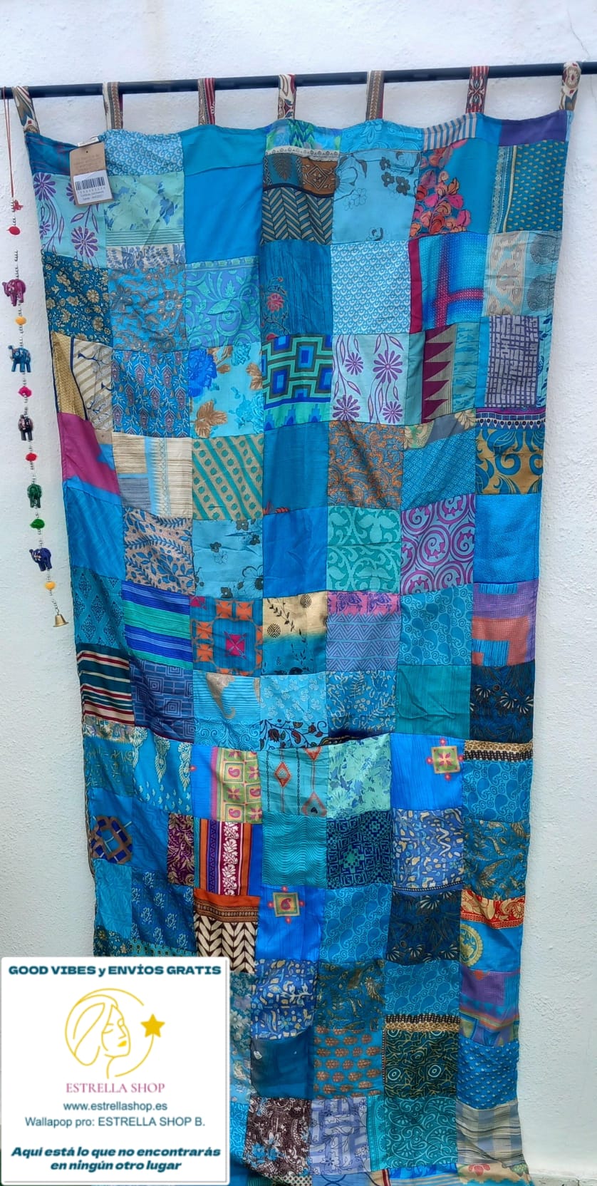 Cada cortina está organizada con de tela a juego de doble cara. Puede usarla por la cara que más le guste. Con estas coloridas cortinas se puede crear un ambiente bohemio acogedor en un instante.&nbsp; Perfecta para ventana o como cortina de puerta, se pueden decorar con estas cortinas de aspecto oriental pero también camas con dosel y asientos.

Características:
Talla: 100 x 210 cm
Origen: India
Técnica: Patchwork artesanal.
Ajuste: Elemento decorativo multifuncional
Material: Telas sedasas wild saree.&nbs