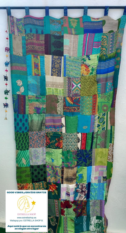 Cada cortina está organizada con de tela a juego de doble cara. Puede usarla por la cara que más le guste. Con estas coloridas cortinas se puede crear un ambiente bohemio acogedor en un instante.&nbsp; Perfecta para ventana o como cortina de puerta, se pueden decorar con estas cortinas de aspecto oriental pero también camas con dosel y asientos.

Características:
Talla: 100 x 210 cm
Origen: India
Técnica: Patchwork artesanal.
Ajuste: Elemento decorativo multifuncional
Material: Telas sedasas wild saree.&nbs