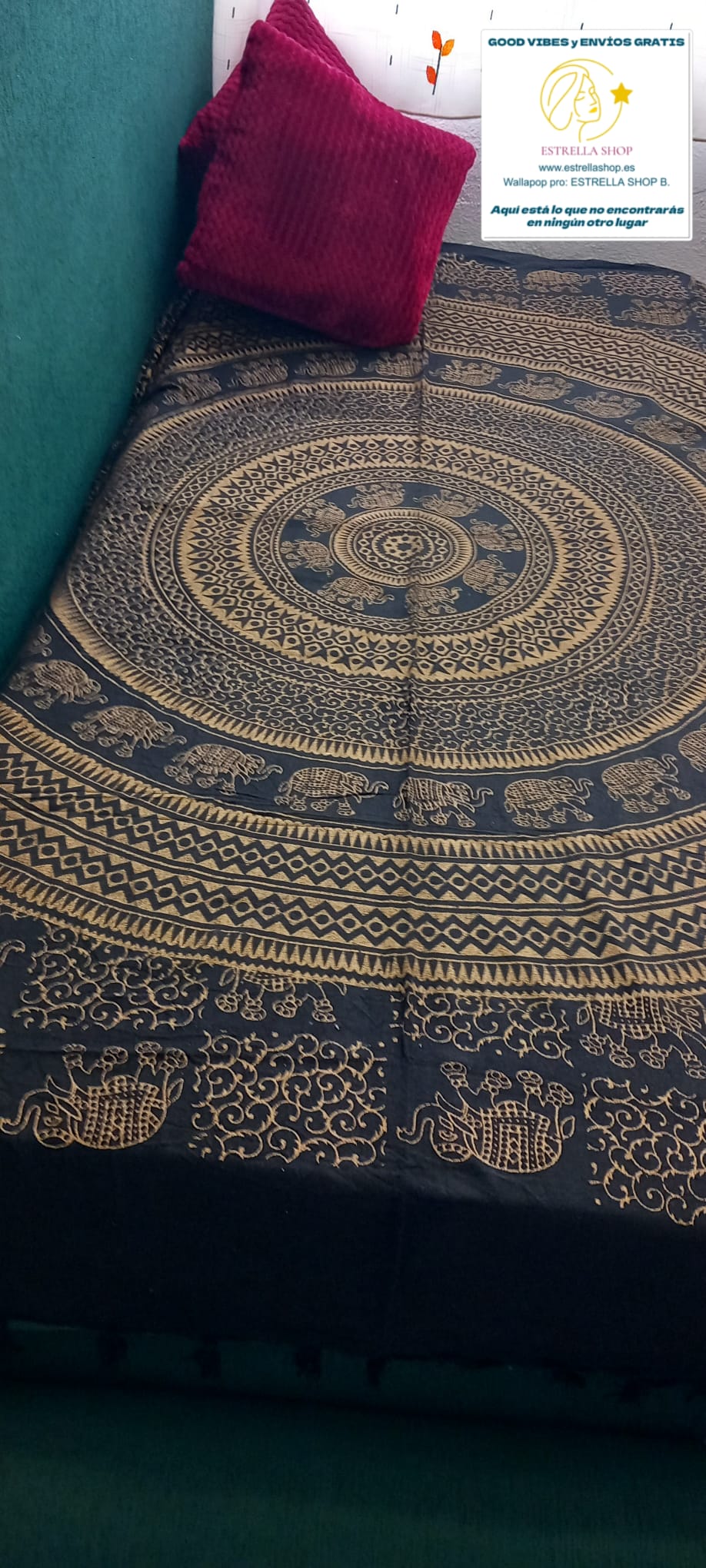 El cubrecama,jarapa multifunción con elefantes doble 210x240 cm es una pieza única, original y llena de encanto artesanal, ideal para aportar calidez y personalidad a cualquier espacio. Elaborado artesanalmente en algodón 100% y elaborado artesanalmente con la técnica block print, destaca por sus elefantes y mandala en la parte central, símbolo de buena suerte y protección en la cultura india. Su gran tamaño lo hace perfecto para utilizar como cubrecama, colcha decorativa o incluso como tapiz mural, ofrecie