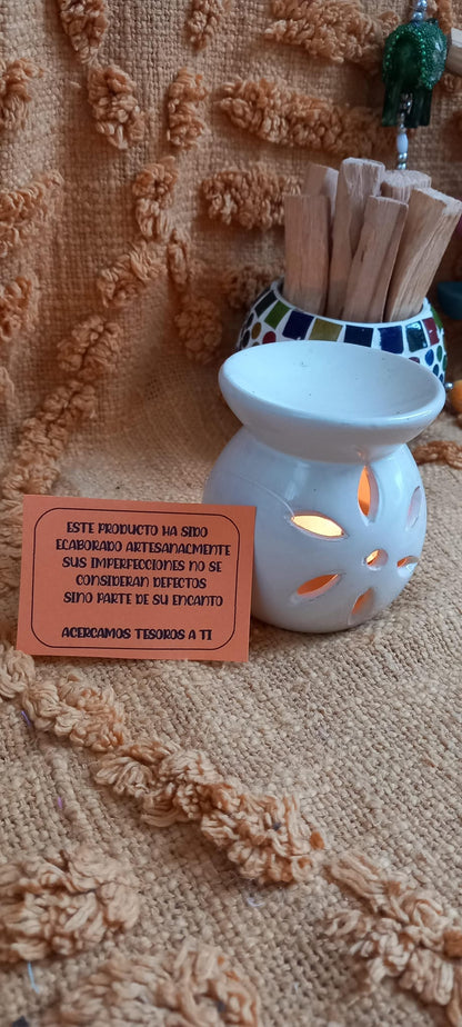Quemador de Esencias artesanal y con velita. Una pieza mágica decorativa con alma étnica y mística. Estos quemadores son más que un accesorio: piezas exclusivas de cerámica con diseño especial, que evocan protección, espiritualidad y estilo. Ideal para esencias,sahumar con conos o varillas finas, es el detalle perfecto para quienes buscan rituales con intención y una estética única.