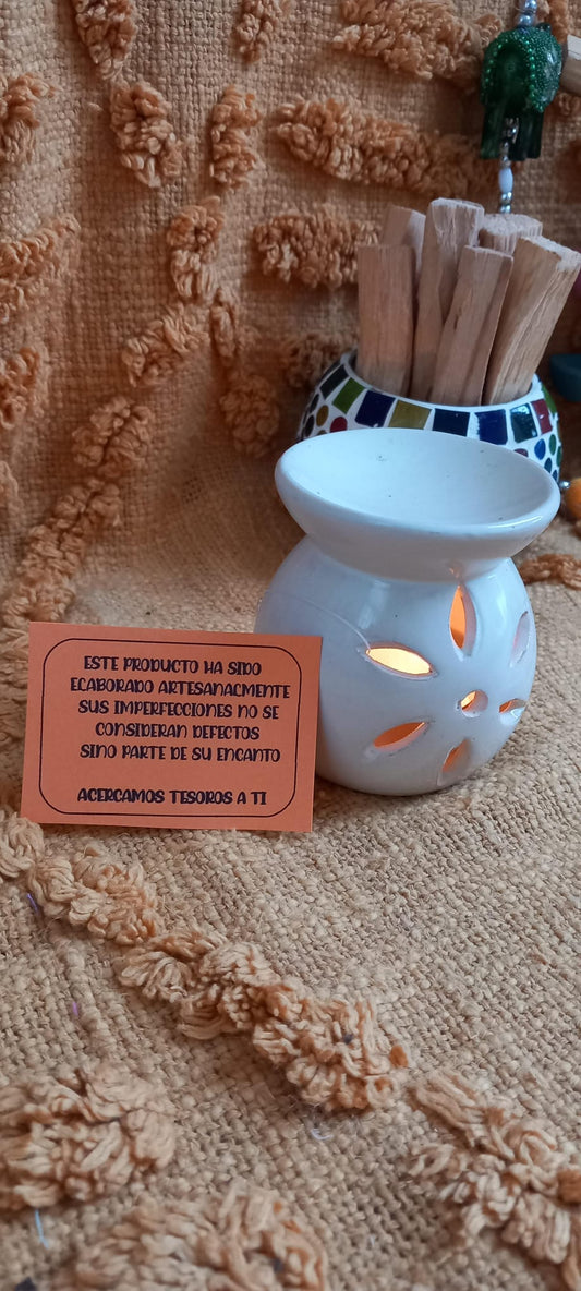 Quemador de Esencias artesanal y con velita. Una pieza mágica decorativa con alma étnica y mística. Estos quemadores son más que un accesorio: piezas exclusivas de cerámica con diseño especial, que evocan protección, espiritualidad y estilo. Ideal para esencias,sahumar con conos o varillas finas, es el detalle perfecto para quienes buscan rituales con intención y una estética única.