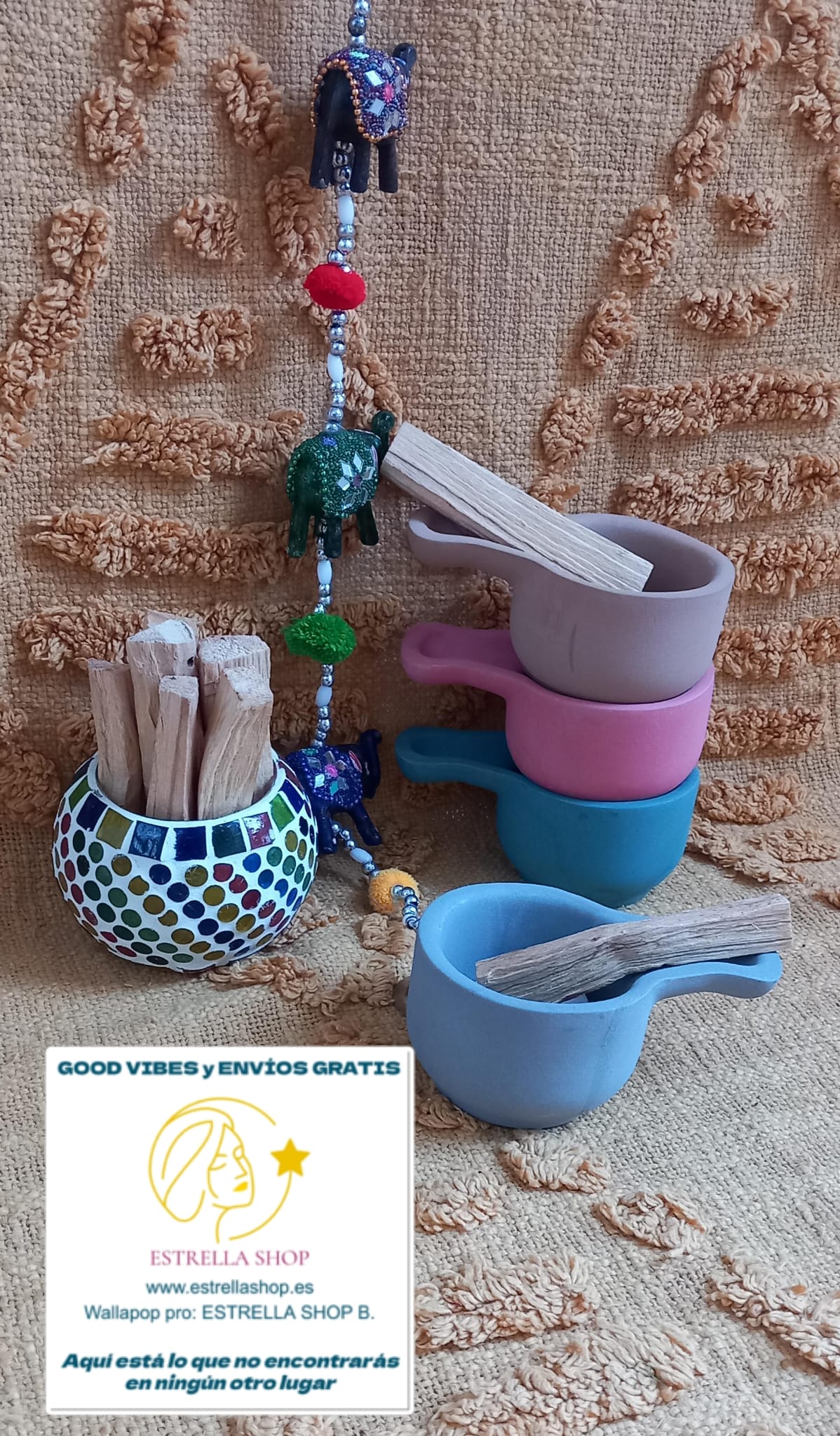 Quemador de Palo Santo y Sahumerios. Una pieza mágica decorativa con alma étnica y mística. Estos quemadores son más que un accesorio: piezas exclusivas de cerámica con diseño especial, que evocan protección, espiritualidad y estilo. Ideal para sahumar con conos o varillas finas, es el detalle perfecto para quienes buscan rituales con intención y una estética única.