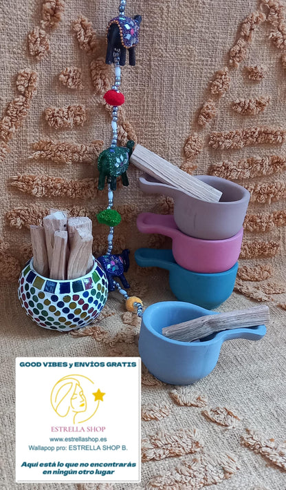 Quemador de Palo Santo y Sahumerios. Una pieza mágica decorativa con alma étnica y mística. Estos quemadores son más que un accesorio: piezas exclusivas de cerámica con diseño especial, que evocan protección, espiritualidad y estilo. Ideal para sahumar con conos o varillas finas, es el detalle perfecto para quienes buscan rituales con intención y una estética única.