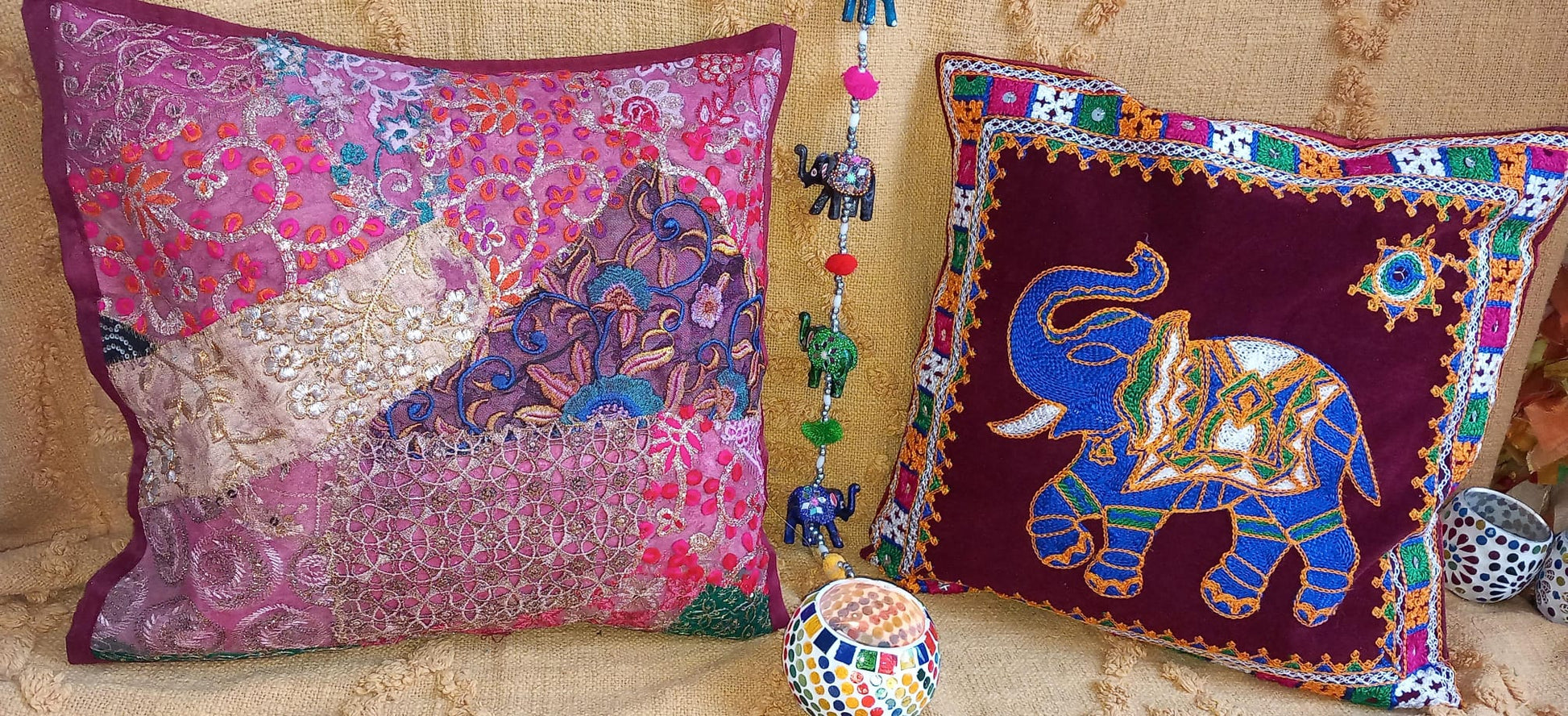 Pack 2 fundas de cojín elefante y prosperidad Un toque bohemio y artesanal para cualquier espacio. Este pack de 2 fundas de cojín patchwork elefante y prosperidad son una pieza única, confeccionadas con retales de tejidos tradicionales llenos de historia. Sus vibrantes colores, espejitos, abalorios y detalles artesanales hechos a mano las convierten en un complemento perfecto para quienes buscan decorar con personalidad y autenticidad. Su apertura trasera facilita la colocación del relleno, aportando comodi