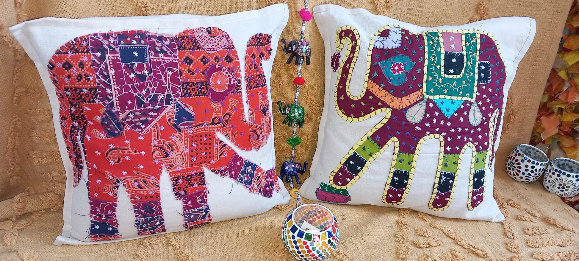 Pack 2 fundas de cojín Lord ALMA. Un toque bohemio y artesanal para cualquier espacio. Este pack de 2 fundas de cojín elefante Lord ALMA son una pieza única, confeccionadas con retales de tejidos tradicionales llenos de historia. Sus vibrantes colores, detalles artesanales hechos a mano las convierten en un complemento perfecto para quienes buscan decorar con personalidad y autenticidad. Su apertura trasera facilita la colocación del relleno, aportando comodidad y practicidad.