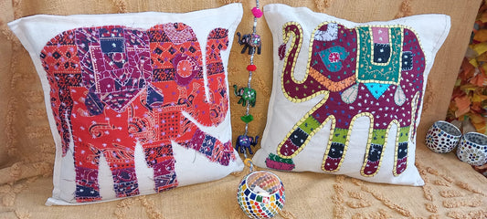 Pack 2 fundas de cojín Lord ALMA. Un toque bohemio y artesanal para cualquier espacio. Este pack de 2 fundas de cojín elefante Lord ALMA son una pieza única, confeccionadas con retales de tejidos tradicionales llenos de historia. Sus vibrantes colores, detalles artesanales hechos a mano las convierten en un complemento perfecto para quienes buscan decorar con personalidad y autenticidad. Su apertura trasera facilita la colocación del relleno, aportando comodidad y practicidad.