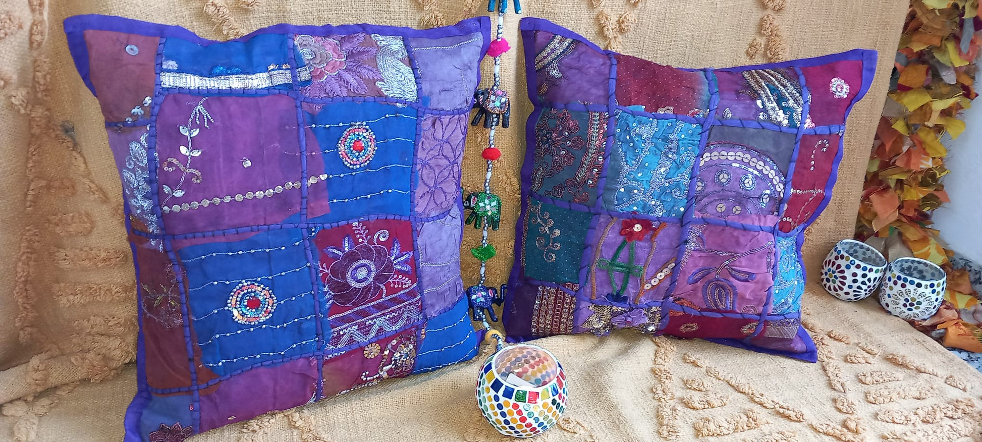 Pack 2 fundas de cojín universo purpure. Un toque bohemio y artesanal para cualquier espacio. Este pack de 2 fundas de cojín patchwork universo purpure son una pieza única, confeccionadas con retales de tejidos tradicionales llenos de historia. Sus vibrantes colores, detalles artesanales hechos a mano las convierten en un complemento perfecto para quienes buscan decorar con personalidad y autenticidad. Su apertura trasera facilita la colocación del relleno, aportando comodidad y practicidad.