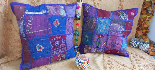 Pack 2 fundas de cojín universo purpure. Un toque bohemio y artesanal para cualquier espacio. Este pack de 2 fundas de cojín patchwork universo purpure son una pieza única, confeccionadas con retales de tejidos tradicionales llenos de historia. Sus vibrantes colores, detalles artesanales hechos a mano las convierten en un complemento perfecto para quienes buscan decorar con personalidad y autenticidad. Su apertura trasera facilita la colocación del relleno, aportando comodidad y practicidad.