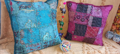 Pack 2 fundas de cojín mix india. Un toque bohemio y artesanal para cualquier espacio. Este pack de 2 fundas de cojín patchwork mix india son una pieza única, confeccionadas con retales de tejidos tradicionales llenos de historia. Sus vibrantes colores, detalles artesanales hechos a mano las convierten en un complemento perfecto para quienes buscan decorar con personalidad y autenticidad. Su apertura trasera facilita la colocación del relleno, aportando comodidad y practicidad.