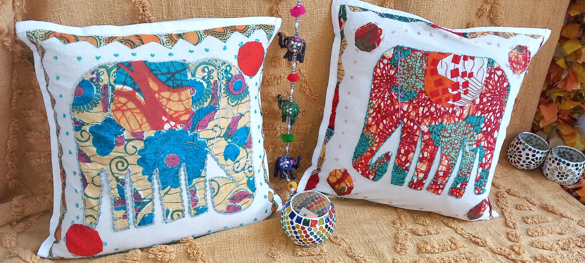 Pack 2 fundas de cojín Lord Ganesh. Un toque bohemio y artesanal para cualquier espacio. Este pack de 2 fundas de cojín elefante Lord Ganesh son una pieza única, confeccionadas con retales de tejidos tradicionales llenos de historia. Sus vibrantes colores, detalles artesanales hechos a mano las convierten en un complemento perfecto para quienes buscan decorar con personalidad y autenticidad. Su apertura trasera facilita la colocación del relleno, aportando comodidad y practicidad.