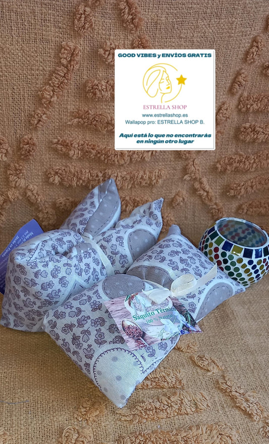 Saco térmico terapéutico, &nbsp;ideal para pequeños y mayores.

La solución sencilla, rápida y natural para dolores (musculares,menstruales,cervicales,reumatoides,lumbares,picaduras,esguinces,quemaduras,jaqueca,etc...),molestias,calenturas y fiebre.&nbsp;

Calentar en el microondas minutos o en el horno.

El relleno de cereales y flores aromáticas almacena el calor por mucho tiempo.

🎀Tamaño: 15 x 38 cm. 1Kg aproximadamente.

🎁Incluye bolsa de regalo 🎁&nbsp;

🍀👇Te va a ENCANTAR porque 👇👇👇

⭐️También