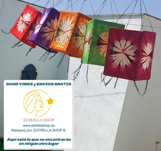 Una pieza que une elegancia, espiritualidad y tradición. Cada pantalla de lámpara tye dye elaborada artesanalmente con papel de arroz transmite calma y armonía gracias a su diseño. Este símbolo ancestral representa la conexión entre lo espiritual y lo eterno, aportando a cualquier espacio una energía especial. Perfecta para ambientar con calidez cualquier rincón, tanto en interiores como exteriores.