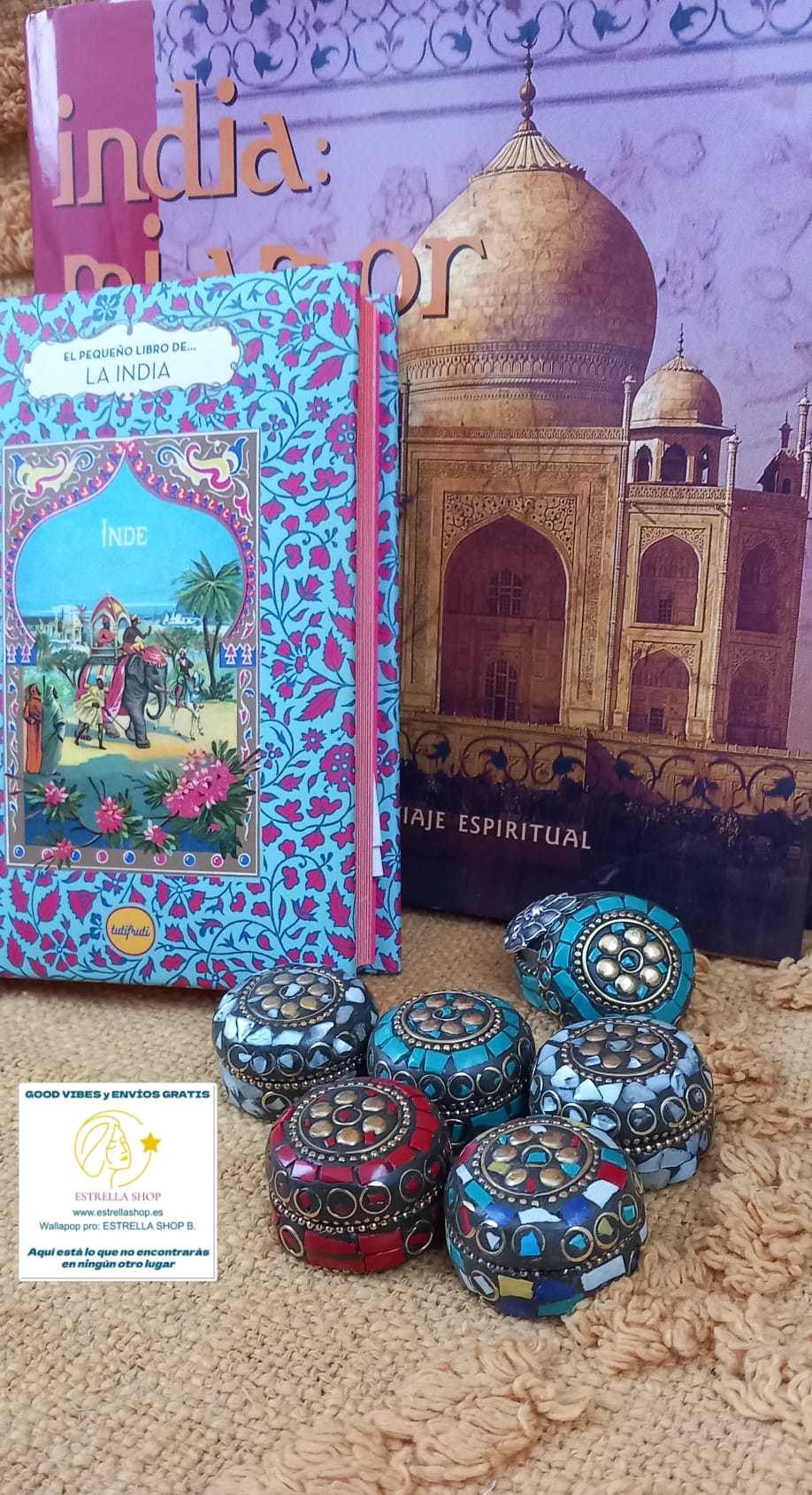 Un pack de 6 unidades, lleno de pequeños tesoros artesanales. Este conjunto de 6 mini cajas metálicas redondeadas de la colección Navarantha destaca por su exquisita decoración estilo mosaico, elaborada con diferentes piezas de mineral. Cada cajita mide aproximadamente 4 cm y es una pieza única, ideal como detalle decorativo, joyerito o regalo simbólico. Perfectas para llenar tu tienda de color, brillo y magia artesanal, son el tipo de producto que cautiva por su originalidad y delicadeza.