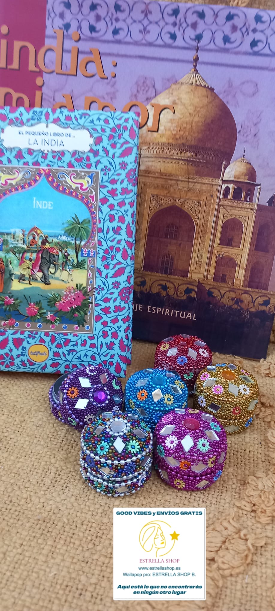 Un pack de 6 unidades, lleno de pequeños tesoros artesanales. Este conjunto de 6 mini cajas espejitos redondeadas de la colección Jaipur destaca por su exquisita decoración estilo con espejitos y abalorios, elaborada con diferentes piezas de cristal. Cada cajita mide aproximadamente 3,5 cm y es una pieza única, ideal como detalle decorativo, joyerito o regalo simbólico. Perfectas para llenar tu tienda de color, brillo y magia artesanal, son el tipo de producto que cautiva por su originalidad y delicadeza.