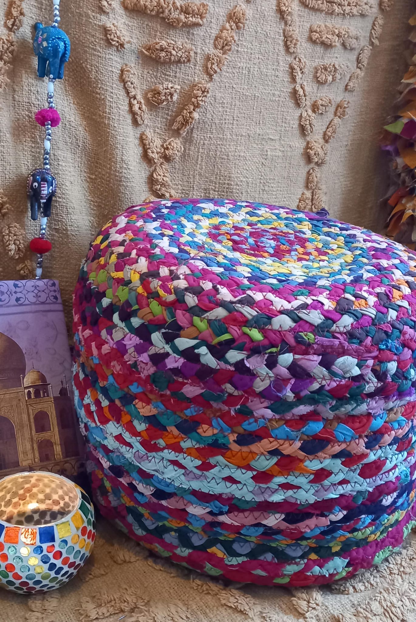 PUFF REDONDO CON RELLENO HECHO ARTESANALMENTE A MANO EN INDIA. PIEZA ÚNICA CON ENVÍO GRATIS SIN PEDIDO MÍNIMO.