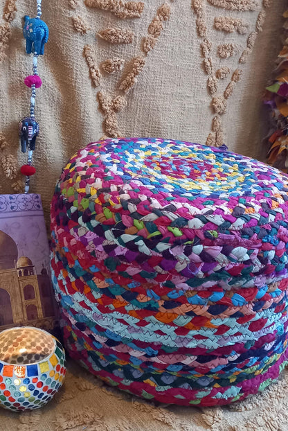 PUFF REDONDO CON RELLENO HECHO ARTESANALMENTE A MANO EN INDIA. PIEZA ÚNICA CON ENVÍO GRATIS SIN PEDIDO MÍNIMO.