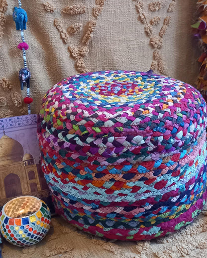 PUFF REDONDO CON RELLENO HECHO ARTESANALMENTE A MANO EN INDIA. PIEZA ÚNICA CON ENVÍO GRATIS SIN PEDIDO MÍNIMO.