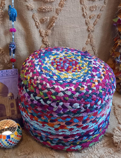 PUFF REDONDO CON RELLENO HECHO ARTESANALMENTE A MANO EN INDIA. PIEZA ÚNICA CON ENVÍO GRATIS SIN PEDIDO MÍNIMO.