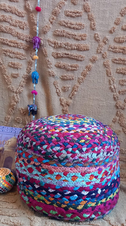 PUFF REDONDO CON RELLENO HECHO ARTESANALMENTE A MANO EN INDIA. PIEZA ÚNICA CON ENVÍO GRATIS SIN PEDIDO MÍNIMO.
