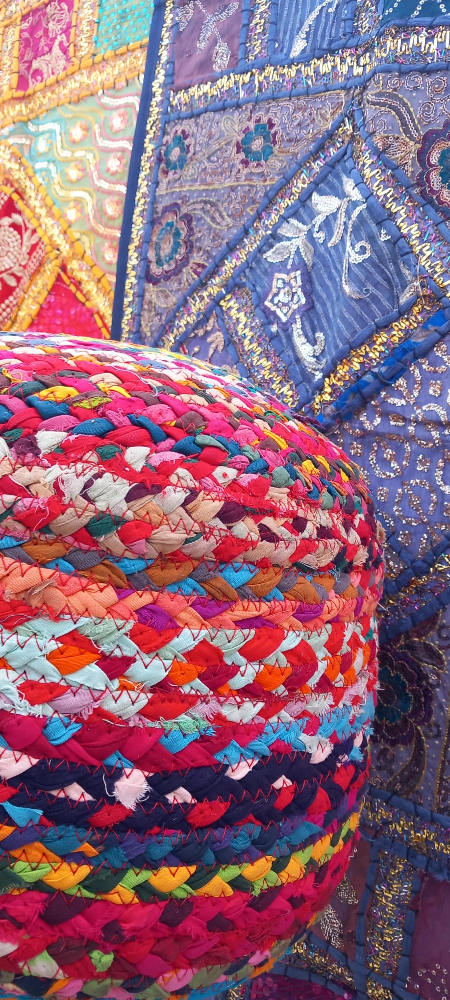 PUFF CON RELLENO,UNA JOYA DECORATIVA Y FUNCIONAL COLORES DE INDIA.ENVÍO GRATIS SIN PEDIDO MÍNIMO.