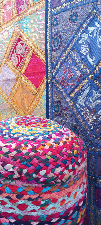PUFF REDONDO CON RELLENO HECHO ARTESANALMENTE A MANO EN INDIA. PIEZA ÚNICA CON ENVÍO GRATIS SIN PEDIDO MÍNIMO.