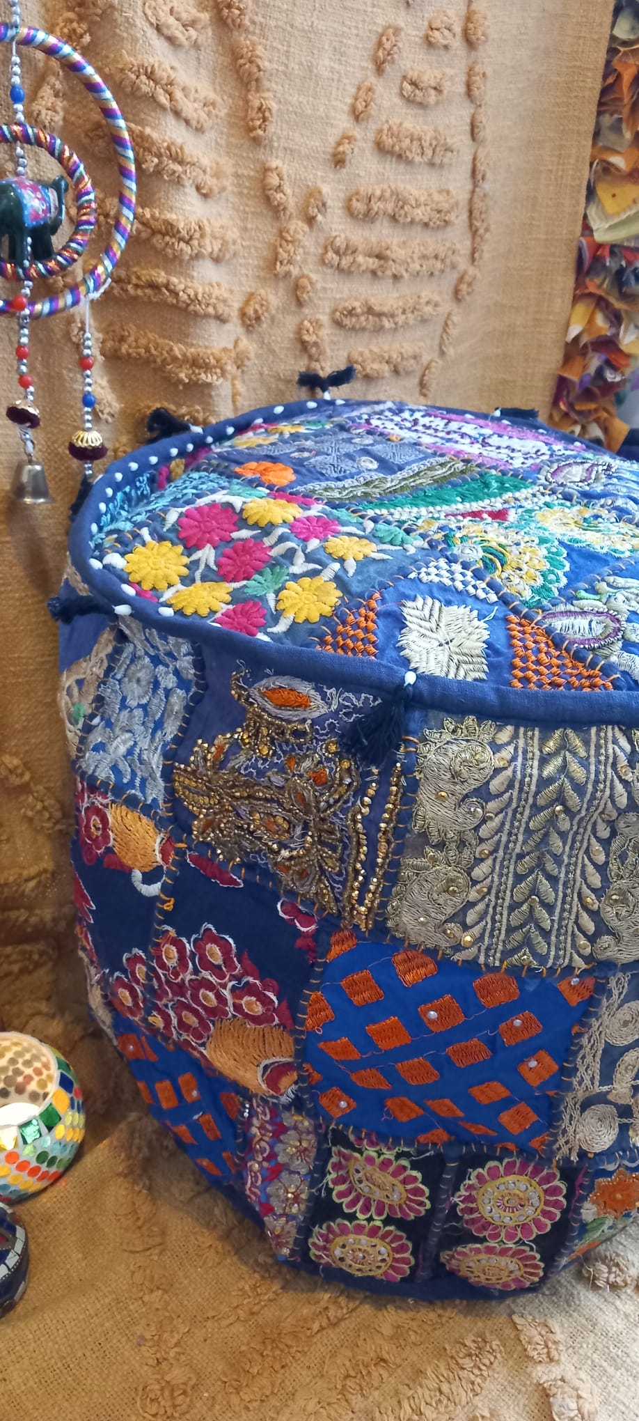 Una pieza original que aporta carácter, calidez y una identidad boho muy potente a cualquier espacio. Este puff destaca por su estética vibrante y su valor artesanal, convirtiéndose en un elemento decorativo con mucha personalidad. Cada unidad es única, lo que refuerza la sensación de exclusividad y diferenciación que tanto busca el cliente final. Un artículo con alma, pensado para elevar la buena vibra de tu ambiente y favorecer el éxito de tu espacio.