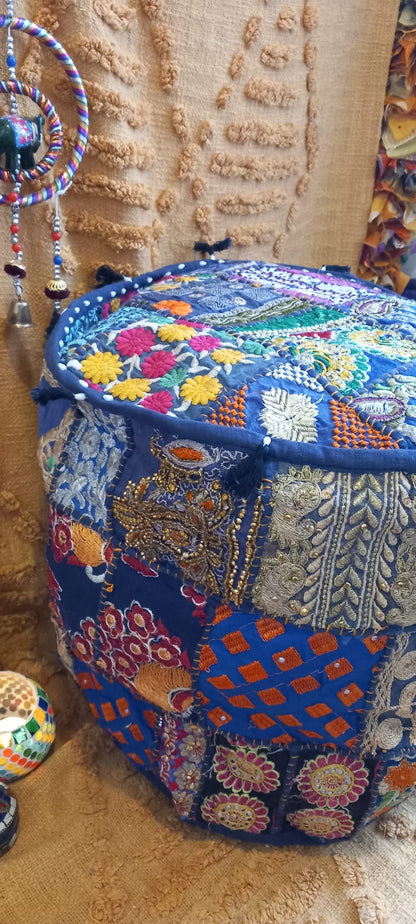 Una pieza original que aporta carácter, calidez y una identidad boho muy potente a cualquier espacio. Este puff destaca por su estética vibrante y su valor artesanal, convirtiéndose en un elemento decorativo con mucha personalidad. Cada unidad es única, lo que refuerza la sensación de exclusividad y diferenciación que tanto busca el cliente final. Un artículo con alma, pensado para elevar la buena vibra de tu ambiente y favorecer el éxito de tu espacio.