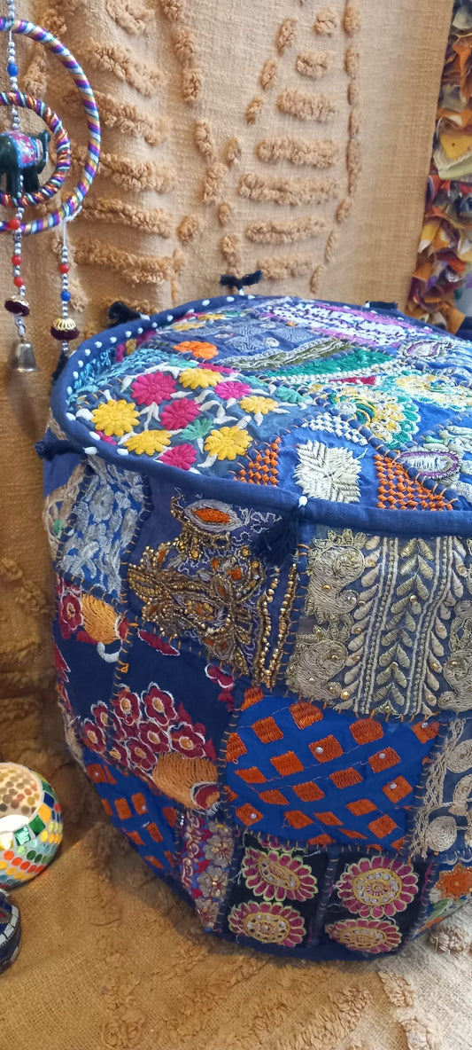 Una pieza original que aporta carácter, calidez y una identidad boho muy potente a cualquier espacio. Este puff destaca por su estética vibrante y su valor artesanal, convirtiéndose en un elemento decorativo con mucha personalidad. Cada unidad es única, lo que refuerza la sensación de exclusividad y diferenciación que tanto busca el cliente final. Un artículo con alma, pensado para elevar la buena vibra de tu ambiente y favorecer el éxito de tu espacio.