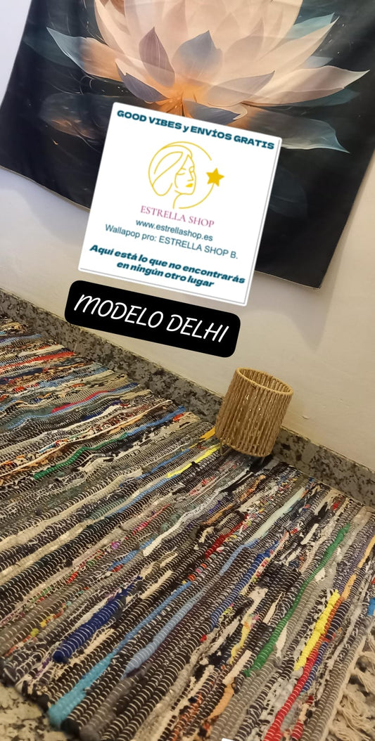 Una explosión de color, textura y tradición en una sola pieza. La alfombra multicolor de 150x80 cm está elaborada artesanalmente con retales de algodón tratados con tintes naturales, lo que da como resultado una alfombra única, vibrante y cargada de carácter. Su diseño mezcla tonos de forma armónica, creando un efecto visual atractivo y cálido. Además de usarse como alfombra, es perfecto como tapiz de pared, cubrecama o para renovar el estilo de muebles y sofás.