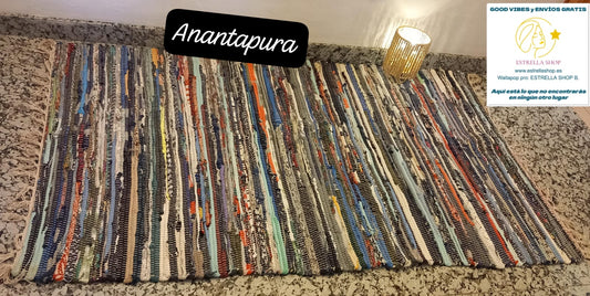 Una explosión de color, textura y tradición en una sola pieza. La alfombra multicolor de 150x80 cm está elaborada artesanalmente con retales de algodón tratados con tintes naturales, lo que da como resultado una alfombra única, vibrante y cargada de carácter. Su diseño mezcla tonos de forma armónica, creando un efecto visual atractivo y cálido. Además de usarse como alfombra, es perfecto como tapiz de pared, cubrecama o para renovar el estilo de muebles y sofás.